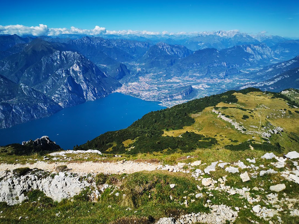 Gardské jezero při pohledu z túry na Monte Altissimo di Nago