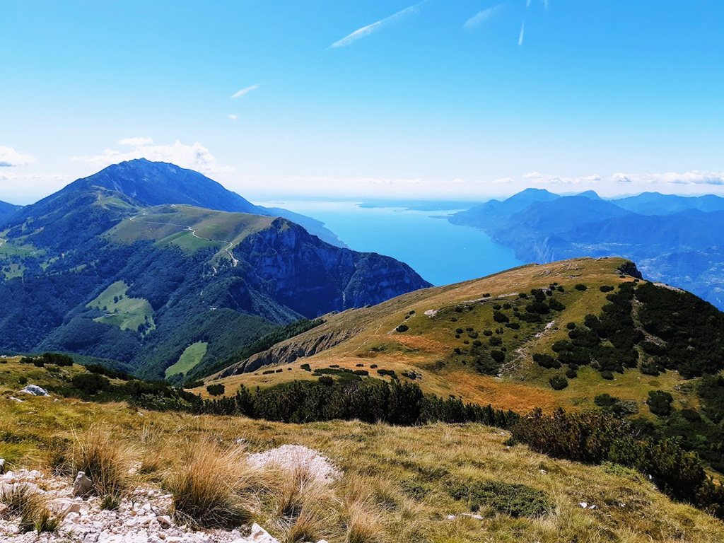 Výhled na Gardské jezero a vrcholy pohoří Monte Baldo