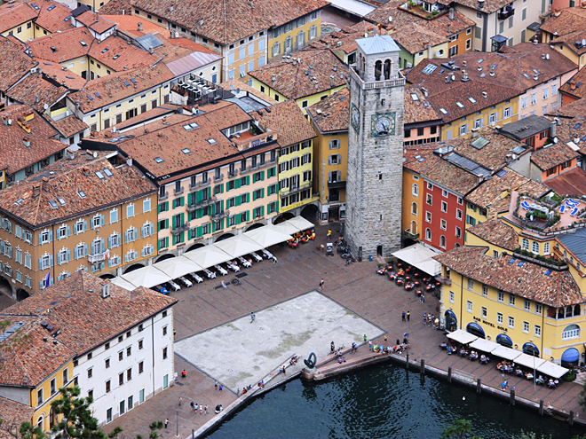 Náměstí Piazza 3 Novembre ve středu města Riva del Garda