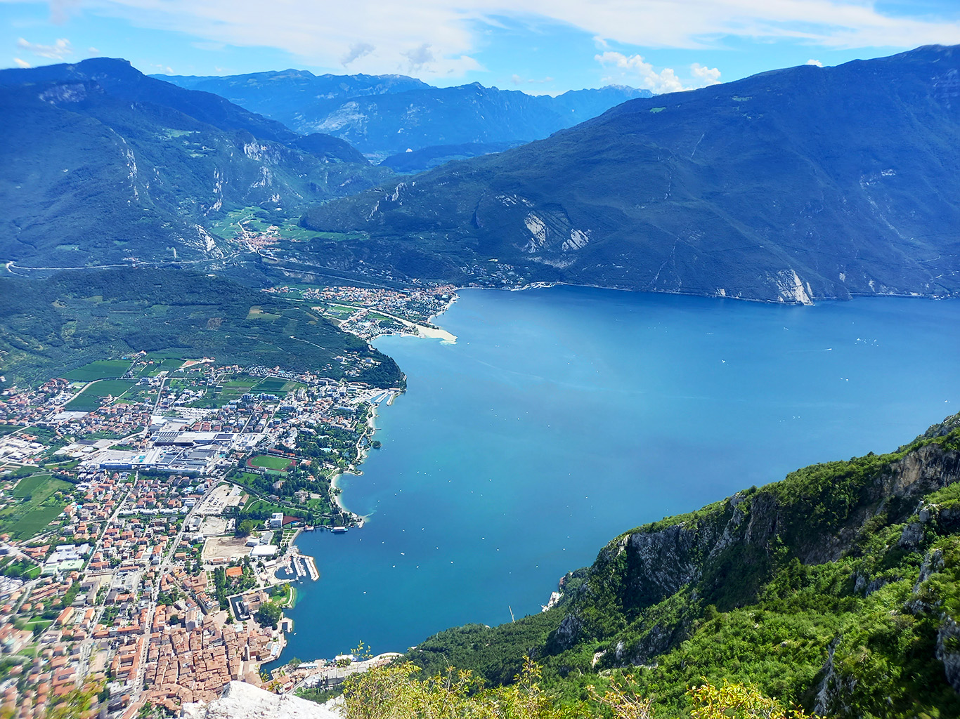 Jezero Lago di Garda z okolních horských svahů