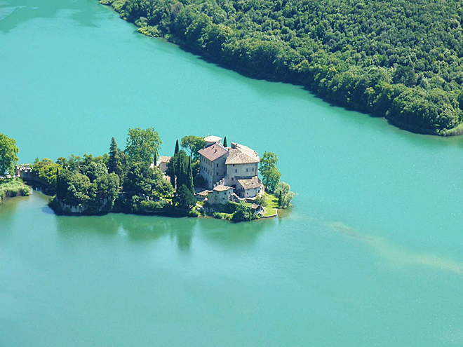 Hrad Castel Toblino na jezeře Lago di Toblino