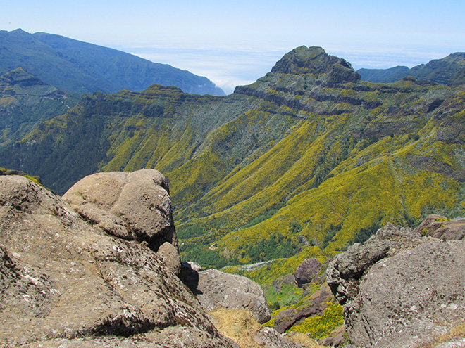 Výhled z vrcholu Pico Grande na sever k sedlu Encumeada 