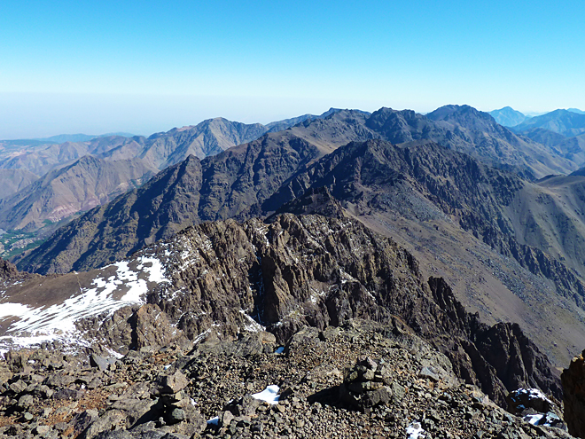 Pohled z vrcholu nejvyšší hory Maroka Jebel Toubkal