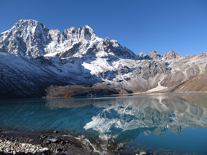 Průzračná voda jezera Gokyo, které leží ve výšce 4 750 m n. m.