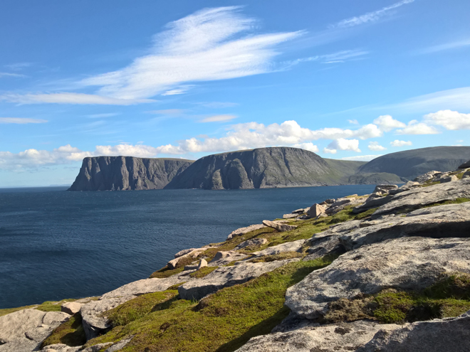 Z útesu Knivskjelodden je na dohled impozantní 307 m vysoký Nordkapp