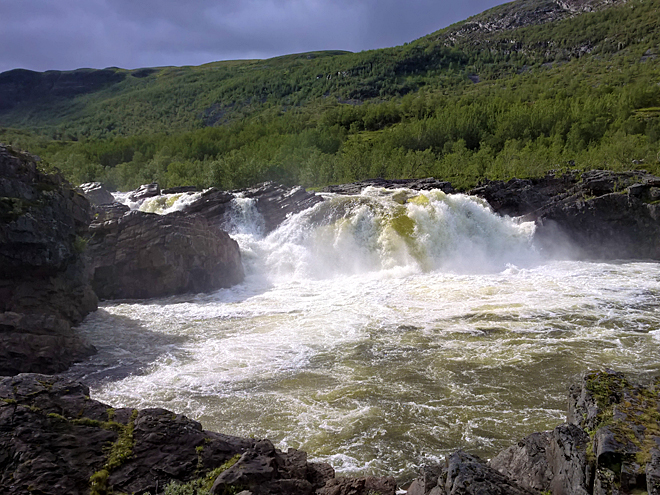 Kaskády na řece Stabburselva v národním parku Stabbursdalen