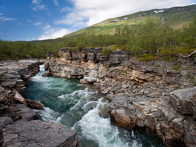 Divoká řeka Abiskojåkka v NP Abisko