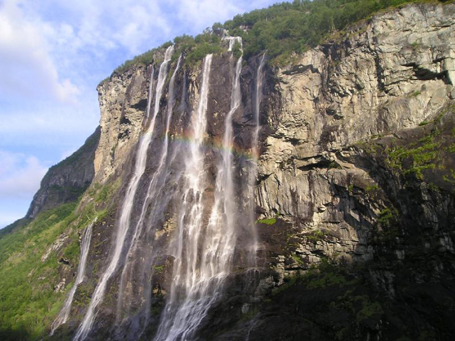 Vodopád Sedm sester padá po strmých stěnách fjordu Geiranger