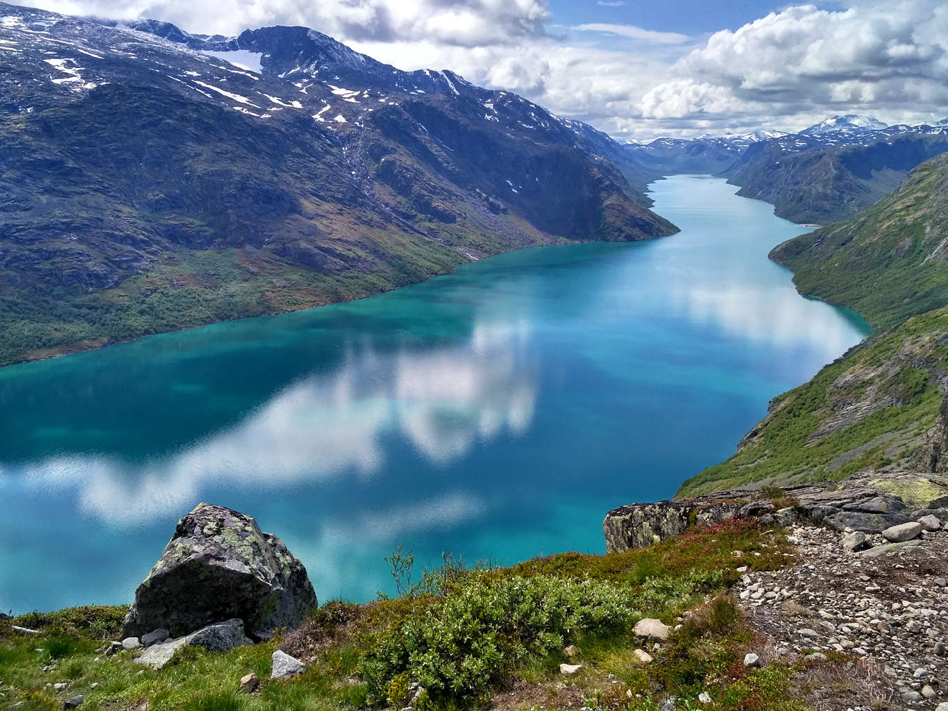 Tyrkysové jezero Gjende leží na území NP Jotunheimen a na délku měří 18 km