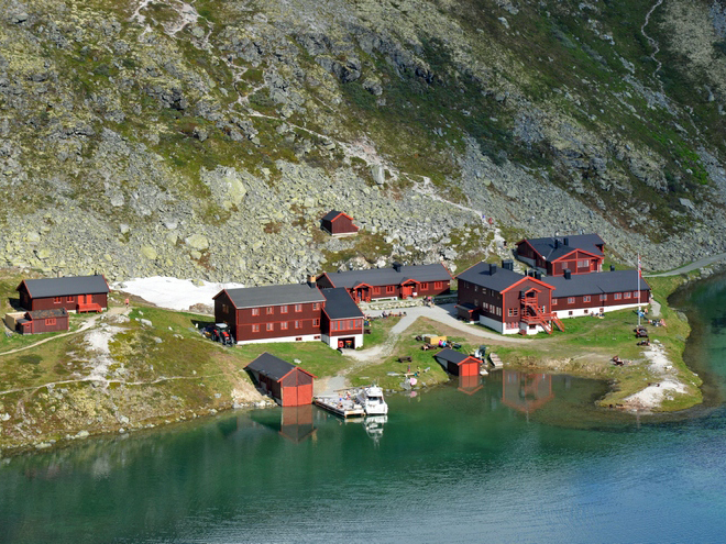 Domy u jezera v národním parku Rondane