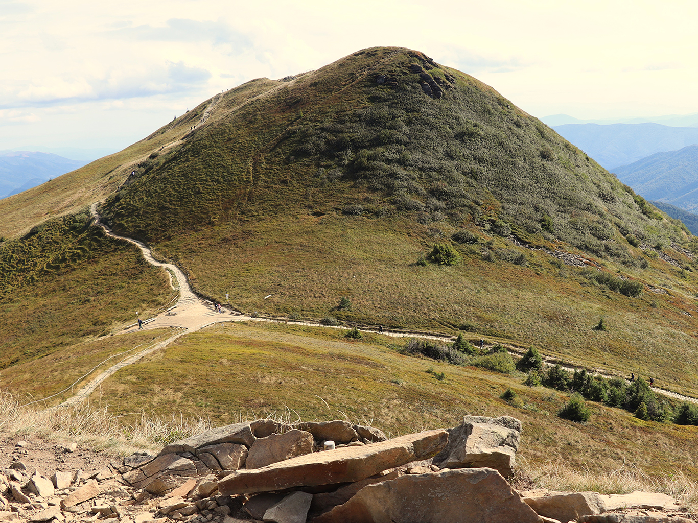 Travnatý vrchol Tarnica (1 346 m) je nejvyšší horou pohoří Bieszczady