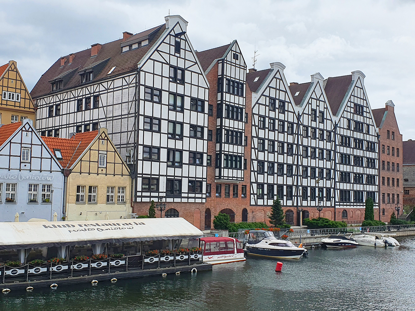 Domy s typickou architekturou ve starém historickém centru Gdaňsku