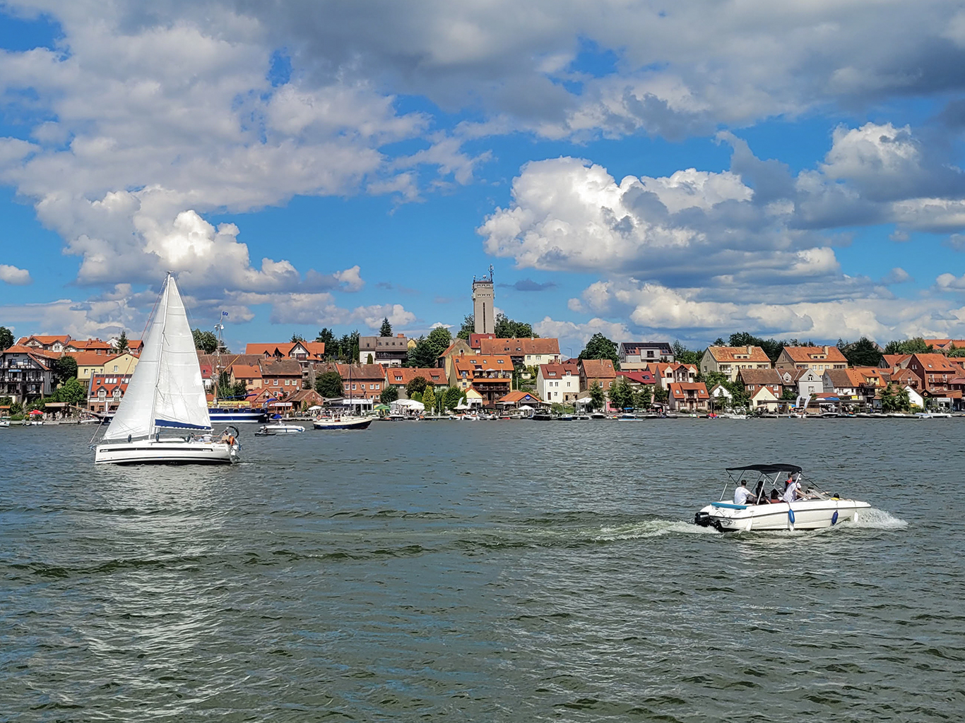 Mikołajki se nacházejí u největšího polského jezera Śniardwy