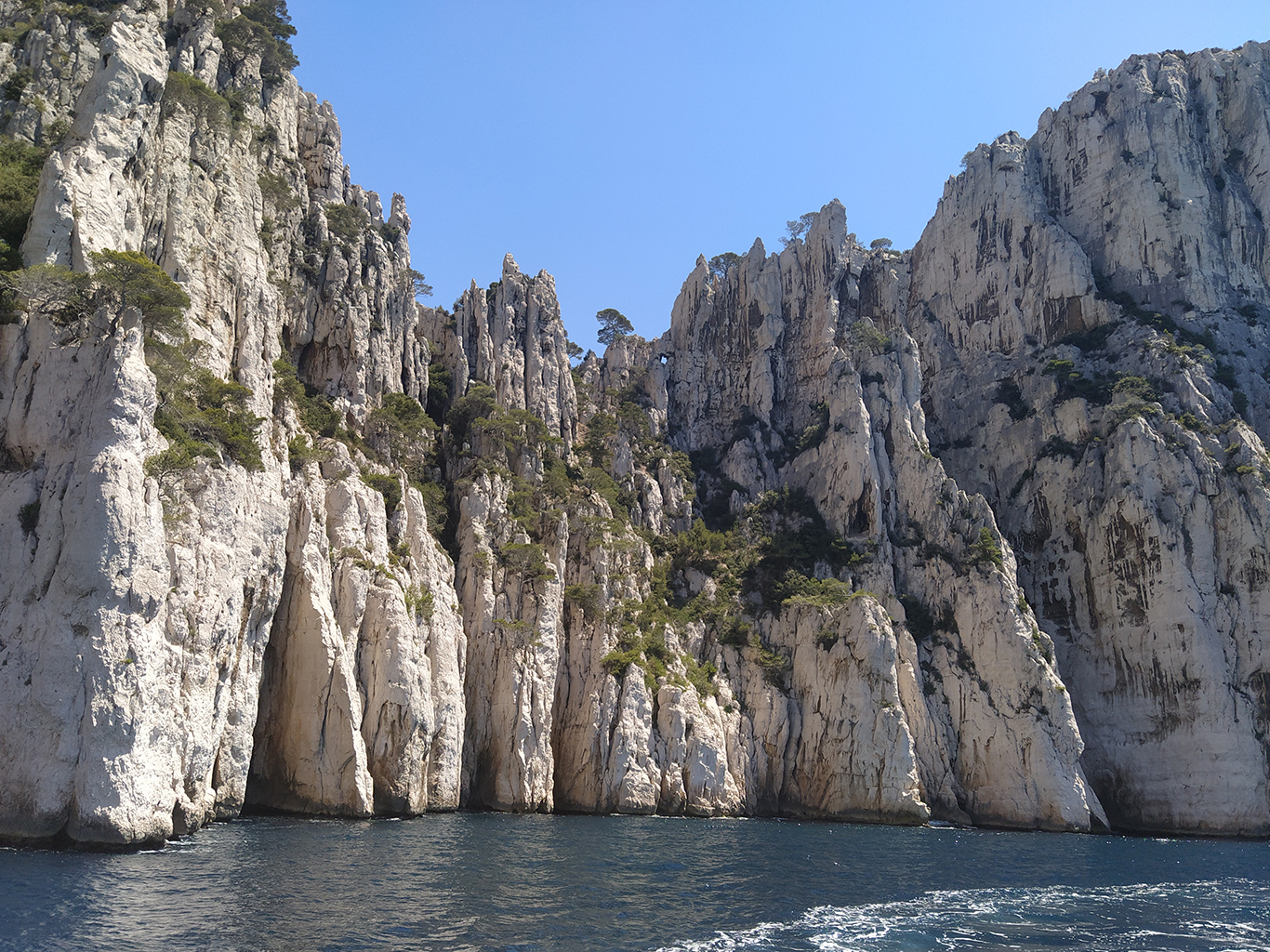 Během lodního výletu uvidíte vápencové stěny Les calanques hezky zblízka