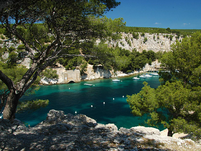 Malebné středomořské "fjordy" Les Calanques u městečka Cassis