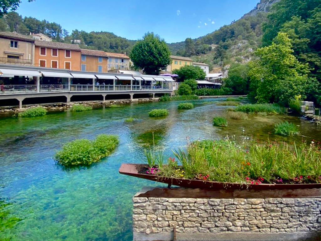 Řeka Sorgue ve Fontaine-de-Vaucluse je napájena silnou vyvěračkou