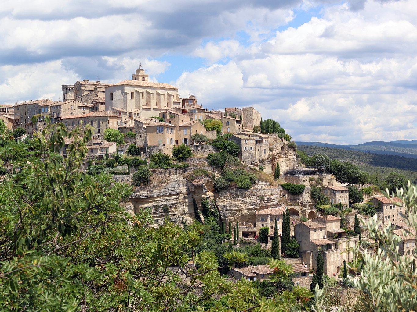 Vesnička Gordes vystavěná na skále má svůj typicky provensálský ráz