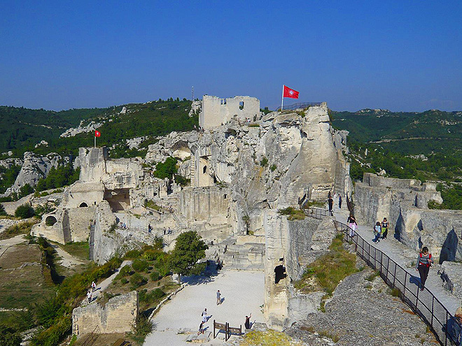 Starobylá vesnice Les Baux-de-Provence se zříceninou hradu