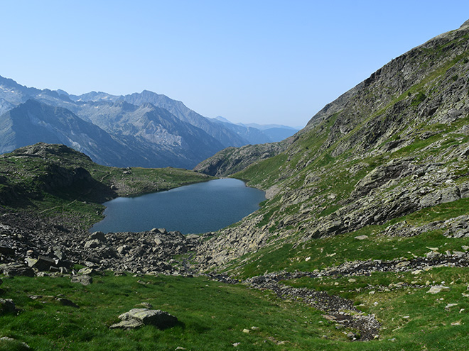 Jezero Ibón de Gorgutes poblíž francouzsko-španělské hranice