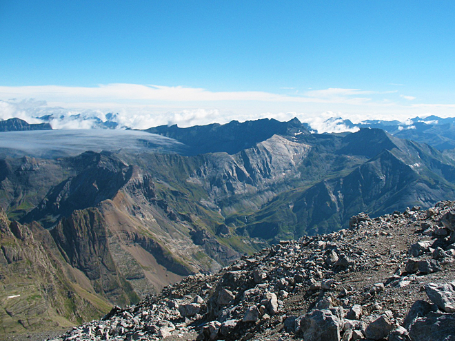 Panorama okolních vrcholků při pohledu z hory Monte Perdido