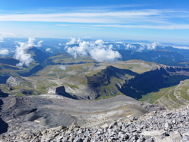 Výhled z vrcholu Monte Perdido