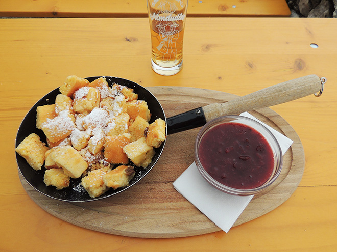 Kaiserschmarrn (císařský trhanec) je klasický alpský dezert