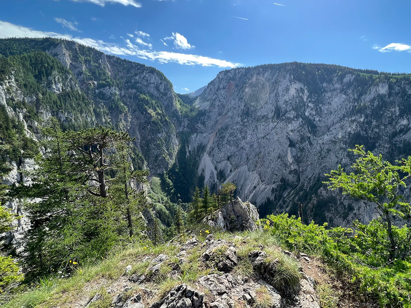 Pohled do údolí Grosses Höllental z ferraty Teufelbadstubensteig