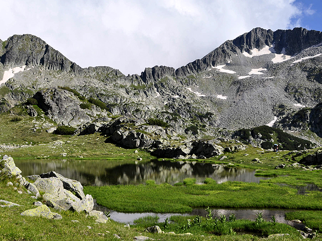 Jezírka pod rozeklaným vrcholem Kamenice