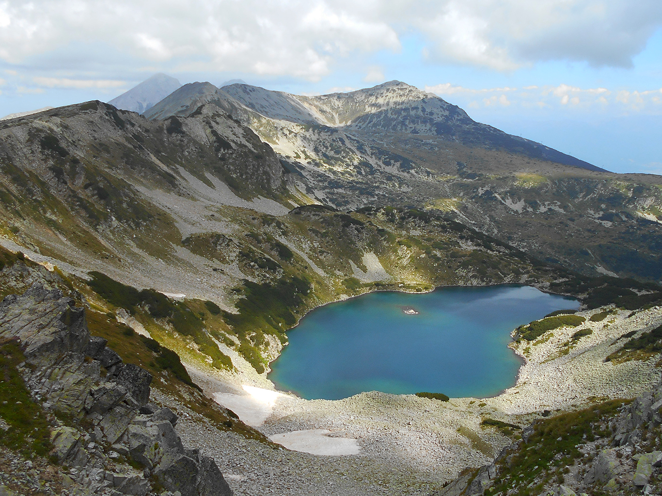 Krajina s jezerem Tevno Vasilaško v Pirinu