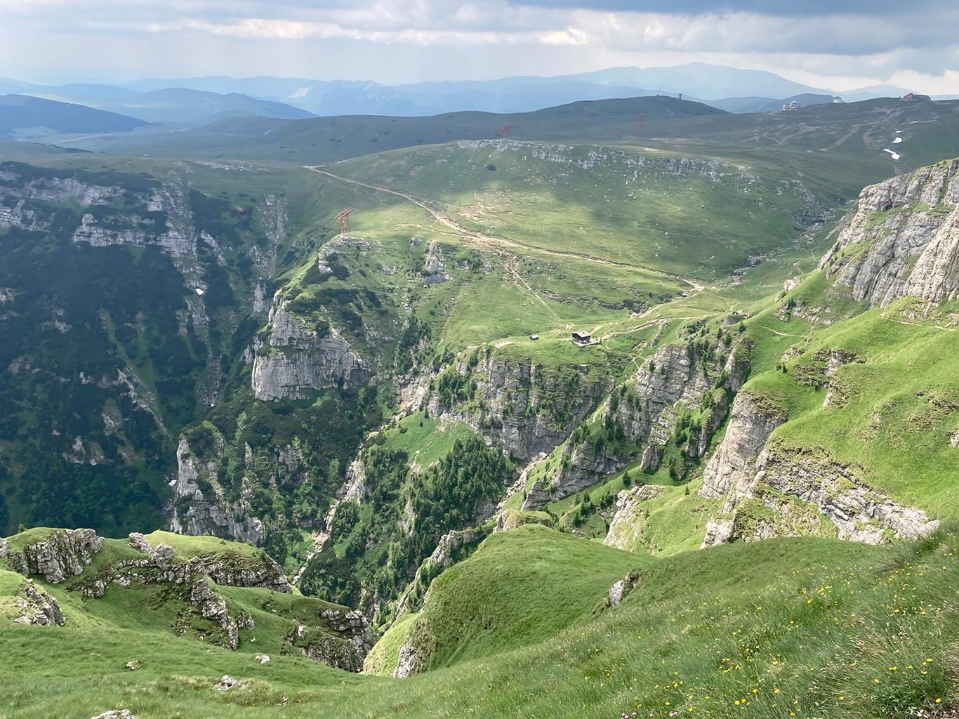 Náhorní plošina v Bucegi s horní stanicí lanovky