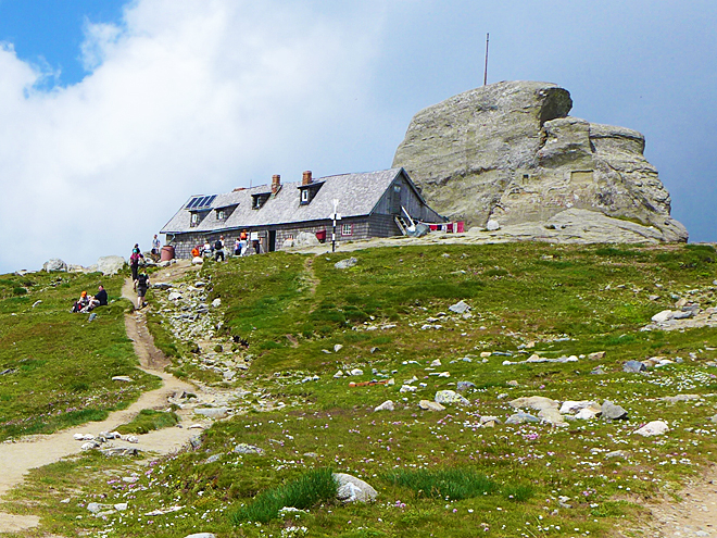 Turistická chata na hoře Omul, nejvyšším vrcholu pohoří Bucegi