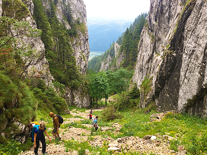 Výstup kaňonem během túry v pohoří Piatra Craiului