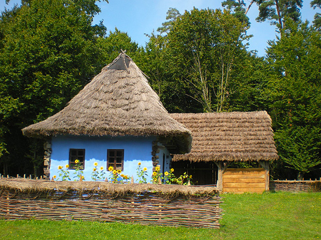 Vesnický domek s doškovou střechou ve skanzenu u Sibiu