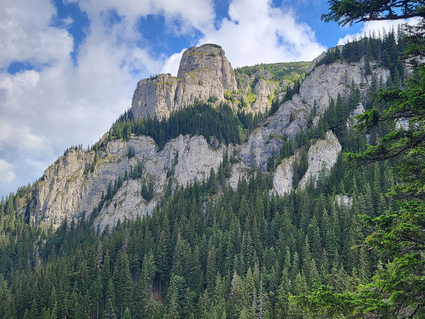 Vápence a slepence v Ceahlău vytvářejí monumentální skalní formace