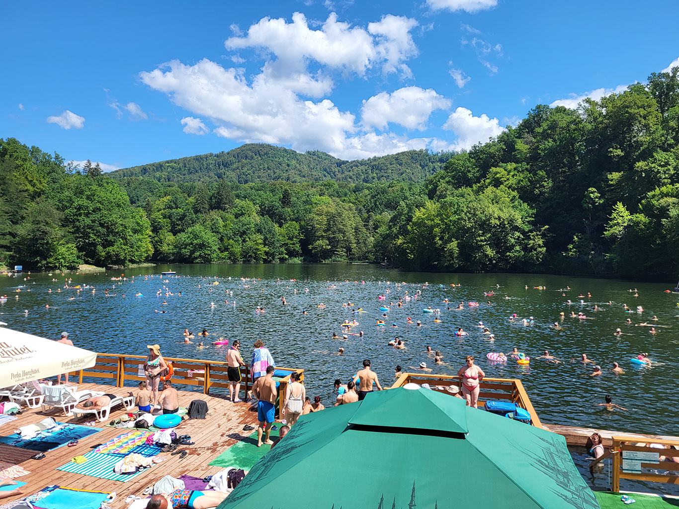 Slané heliotermální jezero Lacul Ursu má pozitivní léčebné účinky