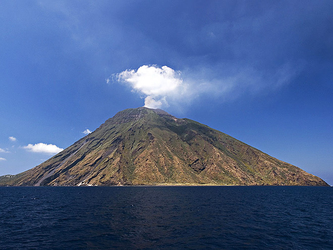 Soptící Stromboli, nejaktivnější sopka v Liparském souostroví