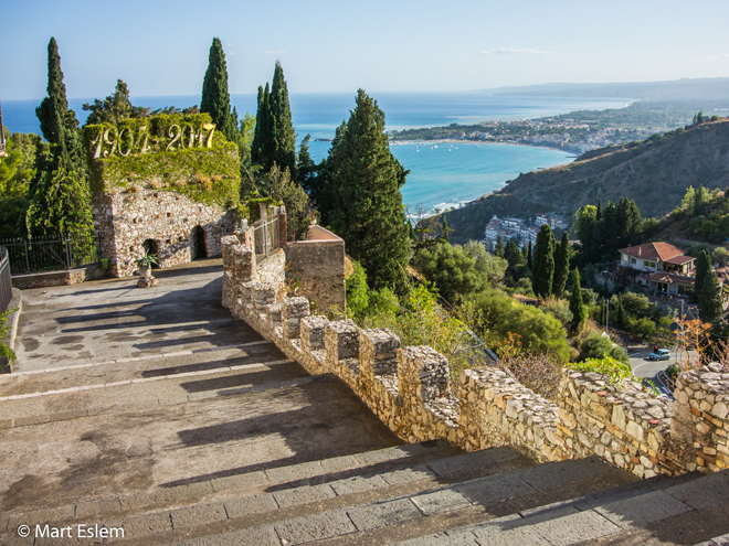 Výhled na zátoky Jónského moře v okolí města Taormina