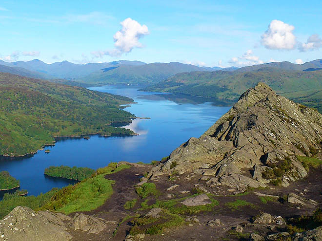 Pohled na jezero Loch Katrine z vyhlídky Ben A'an