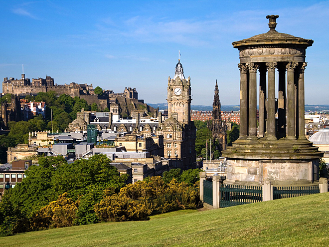 Památník skotského filozofa Dugalda Stewarta na Calton Hill v Edinburghu