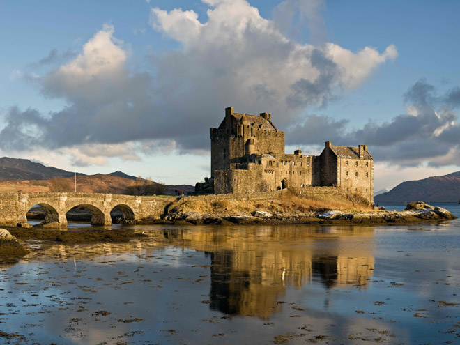 Hrad Eilean Donan byl založen roku 1230 jako ochrana před Vikingy