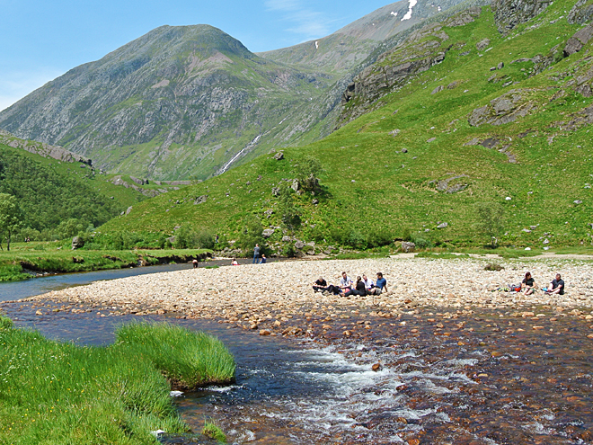 Posezení u vody během túry k vodopádům Steall Falls