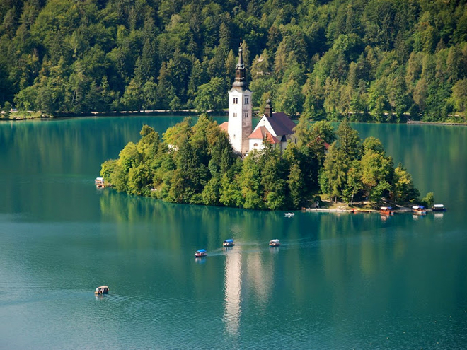 Ostrov Blejski otok uprostřed jezera Bled