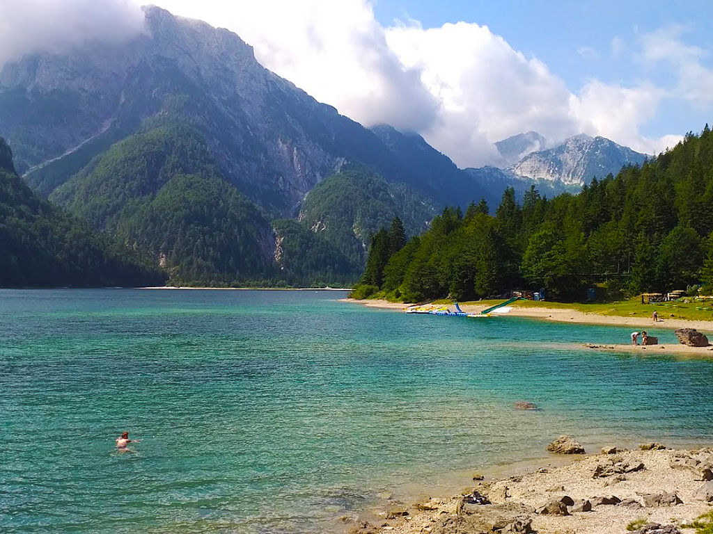 Horské jezero Lago del Predil leží u italských hranic