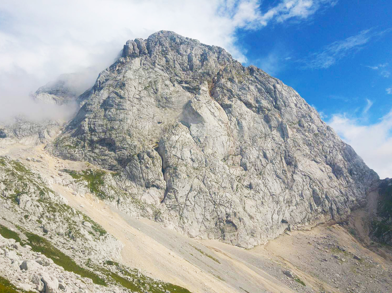 Hřeben Mangartu s vrcholem ve výšce 2 679 m