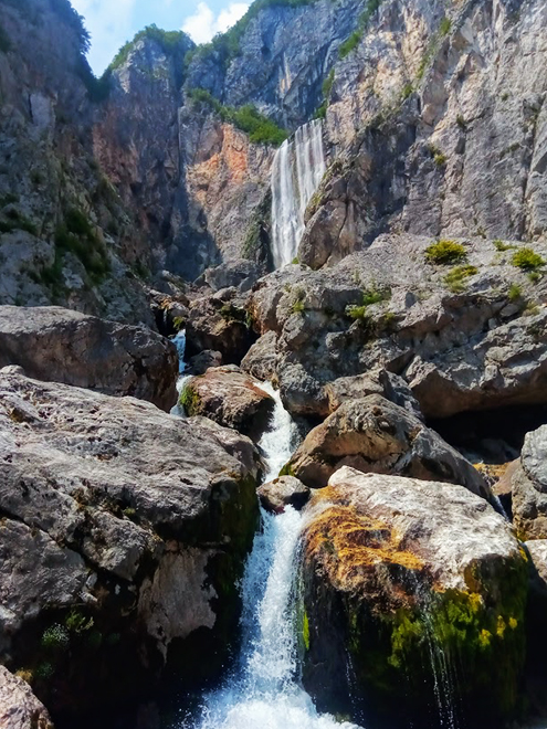 Působivý vodopád Boka nedaleko městečka Bovec