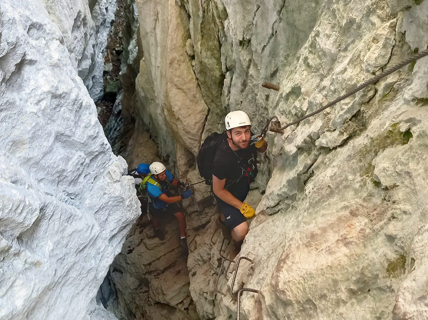 Ferrata Mein Land Dein Land začíná v jeskyni