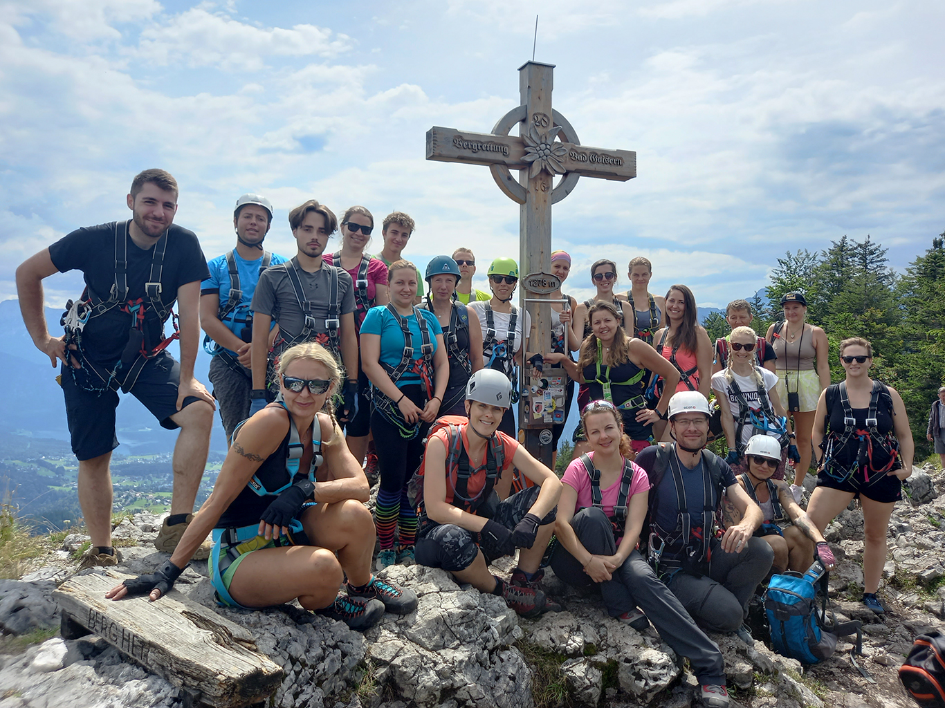 Skupinové foto u kříze na vrcholu Predistuhl (1 278 m)