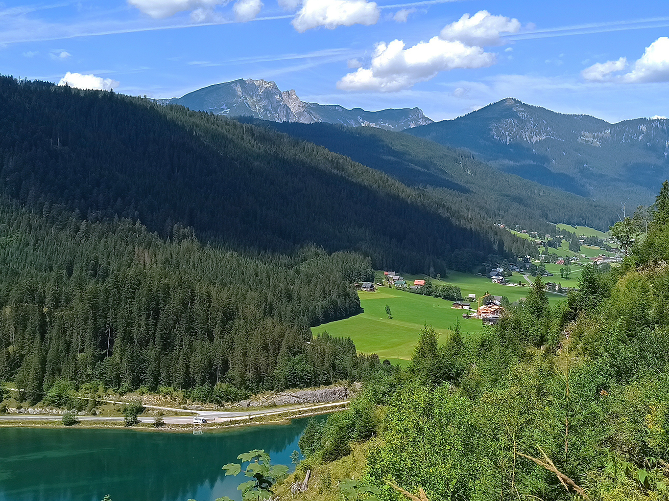 Výhled na jezero Gosaub a okolní vrcholky z ferraty Schmiedsteig