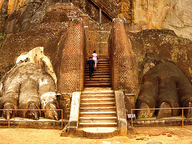 Schodiště vedoucí na skálu Sigiriya střeží "lví tlapy"