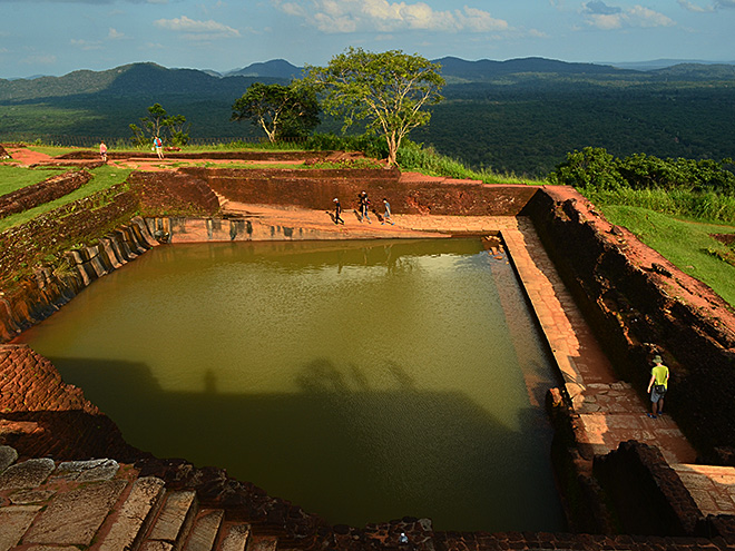 Starobylá vodní nádrž na vrcholu hory Sigiriya